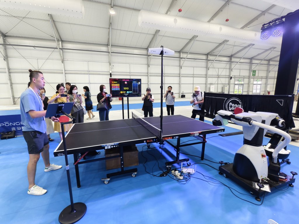 2026年7月15日，上海张江科学会堂，全球第一台仿真力臂式乒乓球机器人展示。