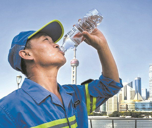 挥汗守岗位 智能抗热浪