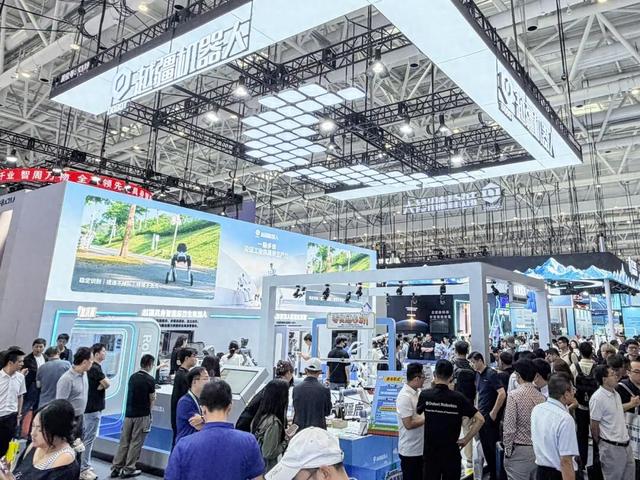 产线干活、叠衣服、打乒乓球：越疆“一脑多体”具身智能平台亮相WRC